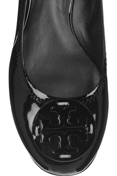 Shop Tory Burch Reva Patent-leather Ballet Flats In Black