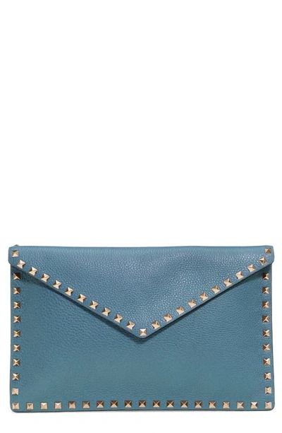 Shop Valentino Large Rockstud Leather Envelope Pouch In Amadeus