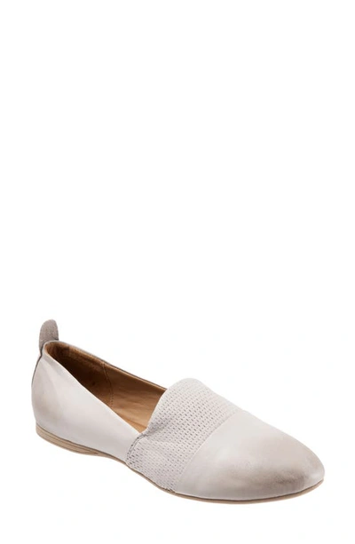 Shop Bueno Katy Flat In Light Grey Leather