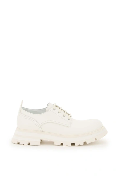 Shop Alexander Mcqueen Wander Leather Lace-up Shoes In Bone 211