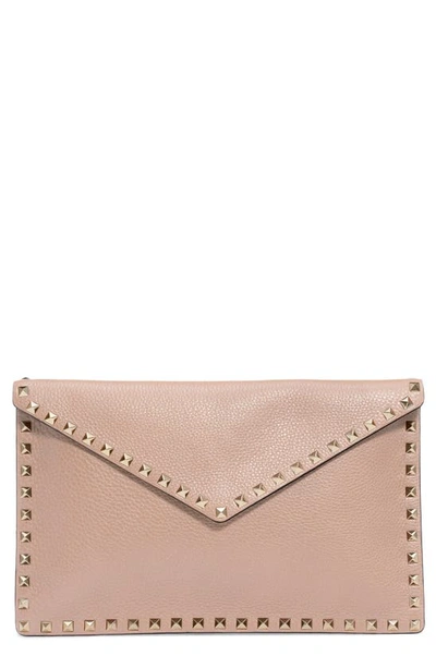 Shop Valentino Large Rockstud Leather Envelope Pouch In Poudre