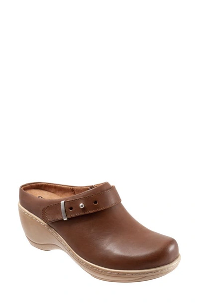 Shop Softwalkr Marquette Clog In Saddle Leather