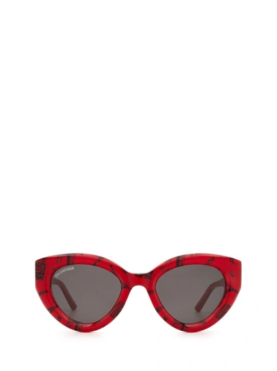 Shop Balenciaga Eyewear Oversized Cat In Red