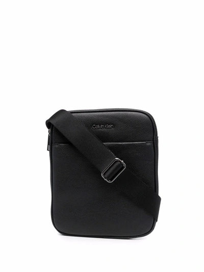 Shop Calvin Klein Grained-effect Messenger Bag In Schwarz