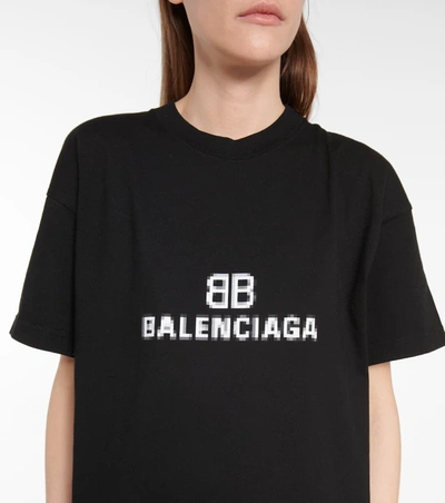 Shop Balenciaga Logo Cotton T-shirt In 黑色