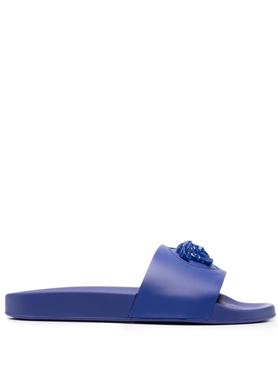 Shop Versace La Medusa Open-toe Slides In Blau