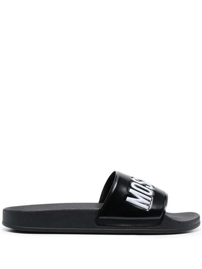 Shop Moschino Logo-print Slides In Schwarz