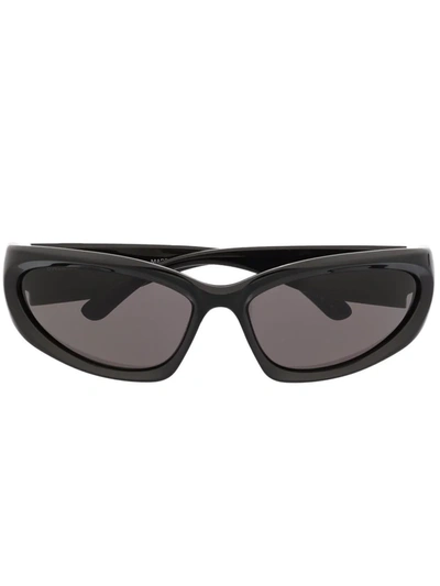 Shop Balenciaga Swift Oval-frame Sunglasses In 黑色