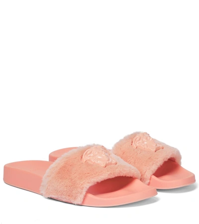 Shop Versace Faux Shearling Slides In 粉红色