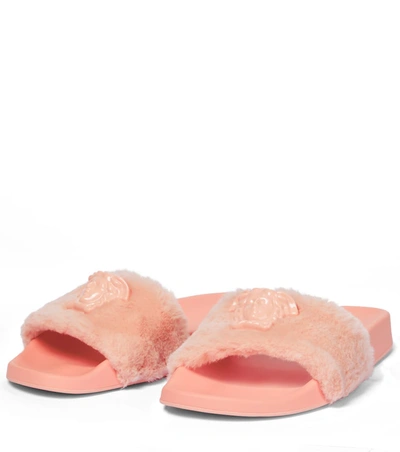 Shop Versace Faux Shearling Slides In 粉红色