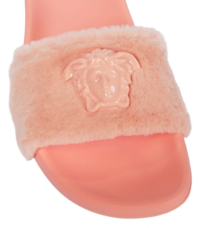 Shop Versace Faux Shearling Slides In 粉红色