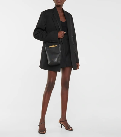Shop Khaite Etta Leather Crossbody Bag In 黑色