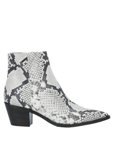 Pavin Ankle Boots In Light Grey