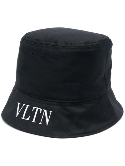 Shop Valentino Vltn Print Bucket Hat In Schwarz