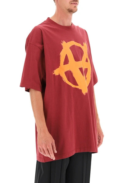 Shop Vetements Anarchy Gothic Logo T-shirt In Red