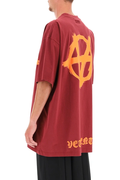 Shop Vetements Anarchy Gothic Logo T-shirt In Red