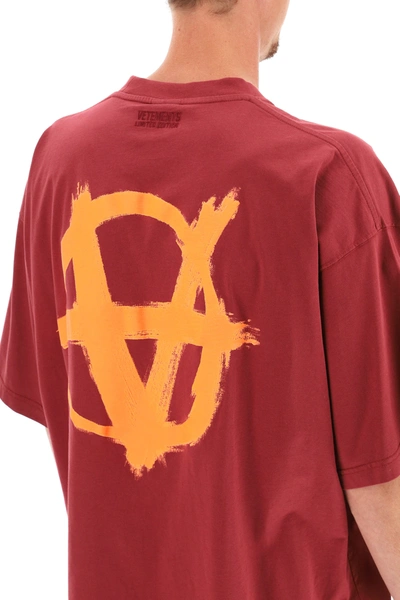 Shop Vetements Anarchy Gothic Logo T-shirt In Red