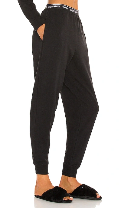 Shop Calvin Klein Underwear Glisten Jogger In 黑色