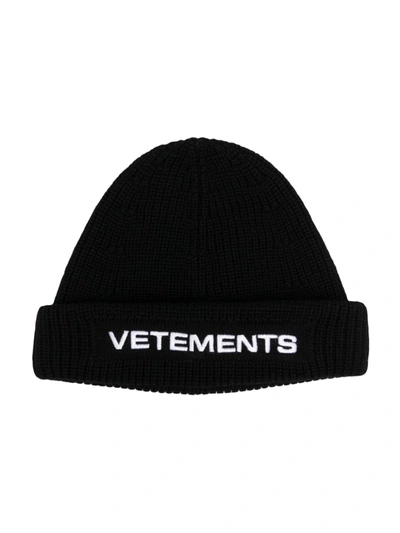 Shop Vetements Logo-print Knitted Beanie In Black