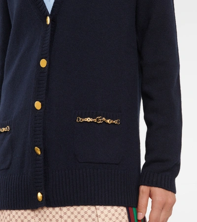 Shop Gucci Chain-trimmed Cashmere Cardigan In Blue