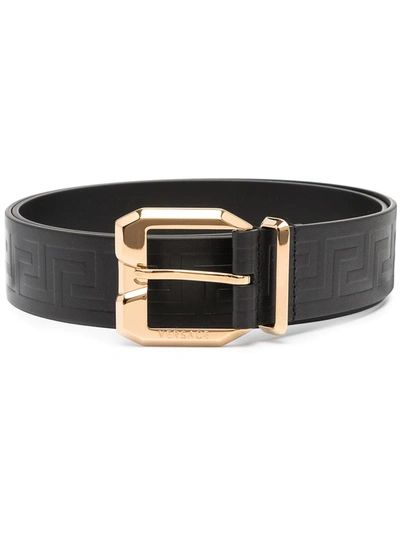 Shop Versace La Greca Leather Belt In Schwarz