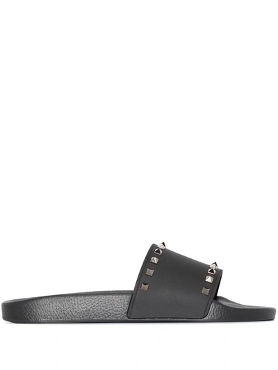 Shop Valentino Rockstud Flat Slides In Schwarz