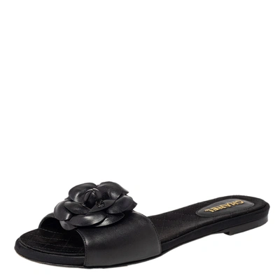 Pre-owned Chanel Black Leather Camellia Embellished Cc Slide Flats Size 38.5