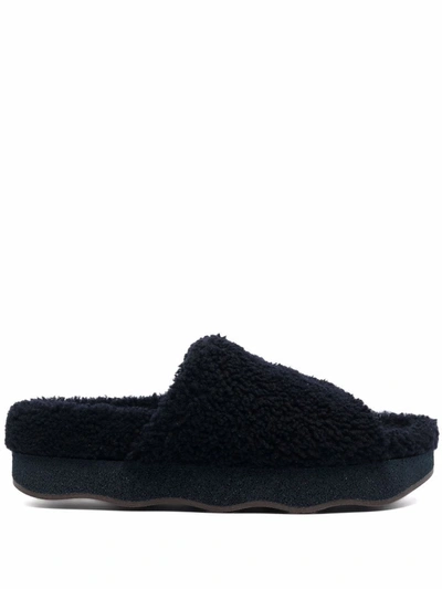 Shop Chloé Wavy Shearling Slides In Schwarz