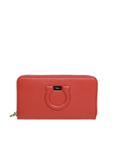 Shop Ferragamo Salvatore  Gancio Continental Zipped Wallet In Red