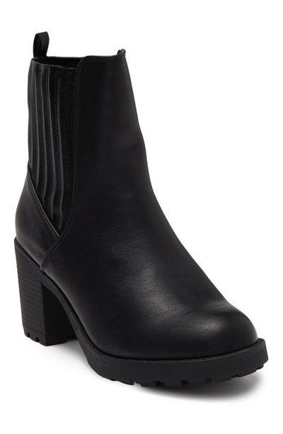 Chase & Chloe Chase & Chloé Leo Lug Sole Bootie In Black Pu