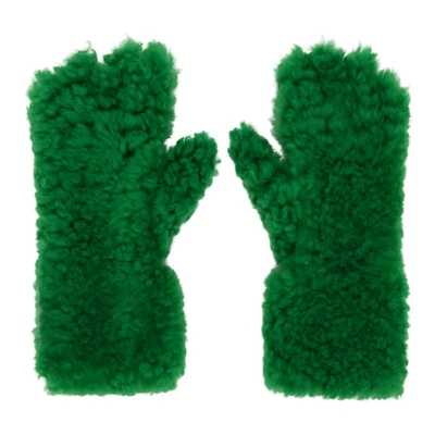 Shop Bottega Veneta Green Shearling Gloves In 3736 Parakeet Black