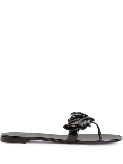 Giuseppe Zanotti Cruel Patent-effect Flip Flops In Schwarz