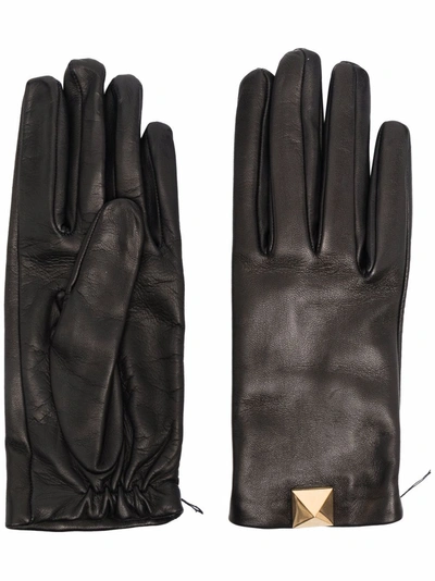 Shop Valentino Roman Stud Leather Gloves In Schwarz