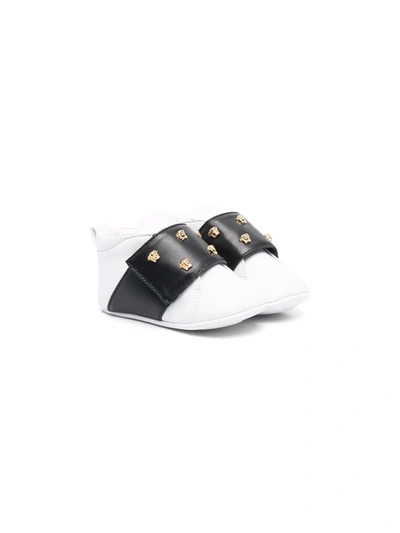 Shop Versace Medusa-motif Pre-walkers In White