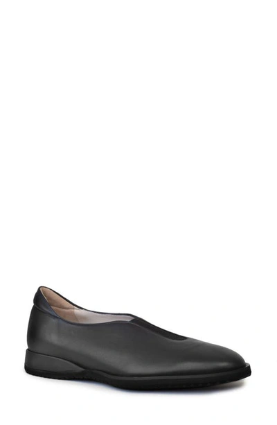 Shop Amalfi By Rangoni Empoli Flat In Nero Parmasoft Leather