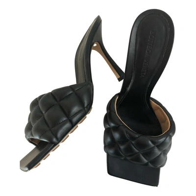 Pre-owned Bottega Veneta Bloc Leather Mules In Black