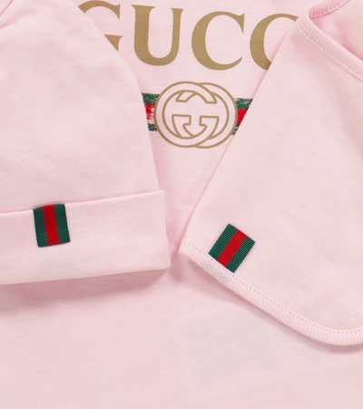 Gucci Baby Logo Cotton Bodysuit, Hat And Bib Set In Pink