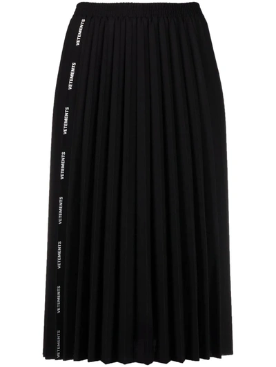 Shop Vetements Logo-trim Pleated Skirt In Schwarz