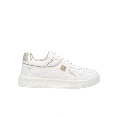 Shop Valentino One Stud Low-top In Bianco Oro