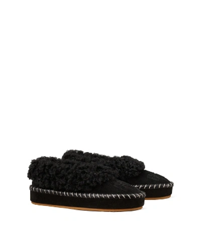 Shop Tory Burch Shearling Slipper In Perfect Black / Buttermilk