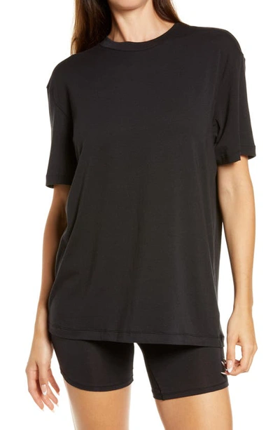 Shop Skims Boyfriend T-shirt In Onyx