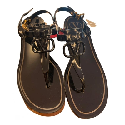 Pre-owned Valentino Garavani Vlogo Flip Flops In Black