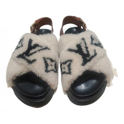Pre-owned Louis Vuitton Confort Paseo Shearling Sandals In Beige