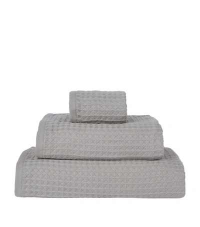 Shop Uchino Air Waffle Bath Towel (70cm X 140cm) In Grey