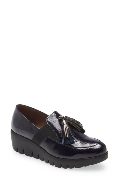 Shop Wonders Loafer Wedge In Lack Noche/ Wash Plomo