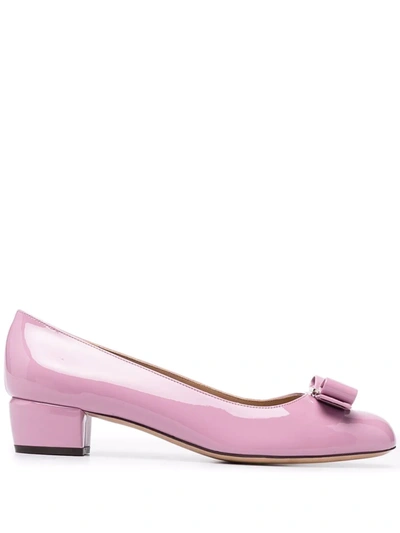 Shop Ferragamo Vara Bow 40mm Pumps In Pink