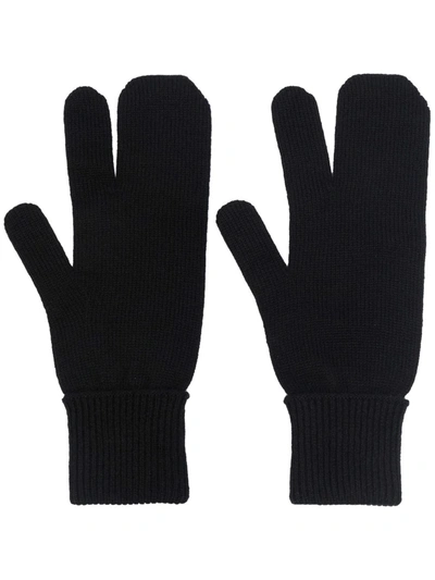 Shop Maison Margiela Tabi Ribbed-knit Gloves In Schwarz
