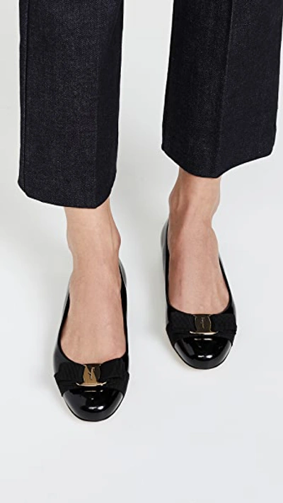Ferragamo Varina Bow-embellished Patent-leather Ballet Flats In Nero