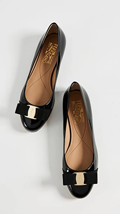 Ferragamo Varina Bow-embellished Patent-leather Ballet Flats In Nero
