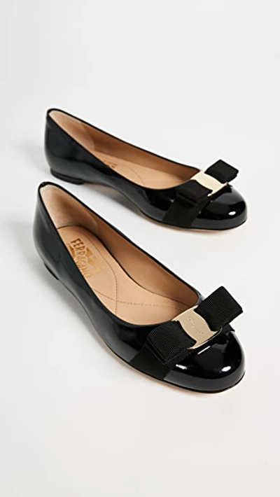 Ferragamo Varina Bow-embellished Patent-leather Ballet Flats In Nero